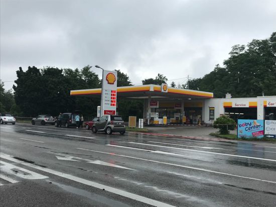 Großeinsatz nach Überfall auf Shell-Tankstelle in Karlsruhe-Neureut – Täter auf der Flucht
