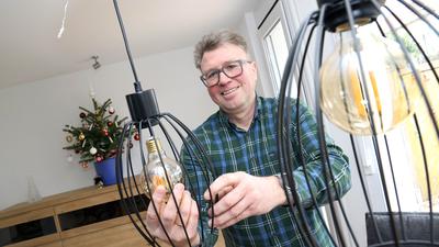 Martin Schüle schraubt eine neue Lampe in die Fassung