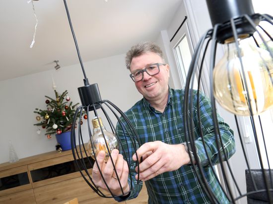 Martin Schüle schraubt eine neue Lampe in die Fassung