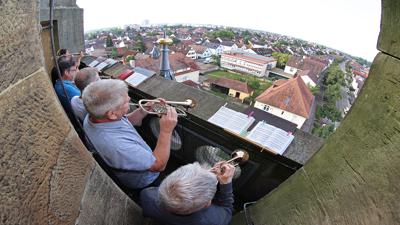 Die Turmbläser stimmen ihre Lieder auf dem Turm der Neureuter Kirche an.