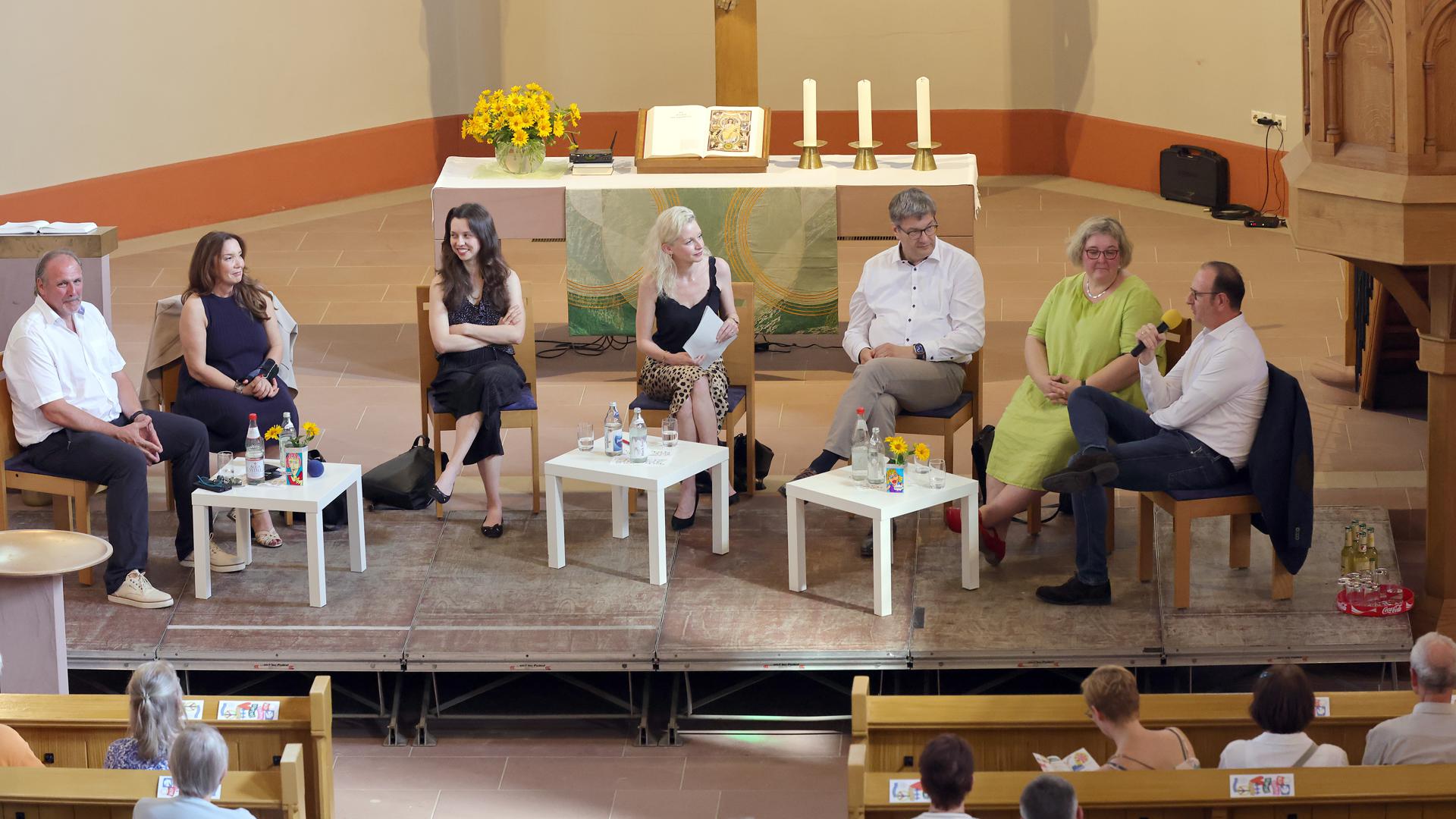Wertediskussion in der Nordkirche in Neureut (von links): Detlev Hofmann, Jasmin Sahin, Zoe Mayer, Anne Helene Kratzert, Eckart Köhne, Heike Springhart und Thomas Sprecher.
