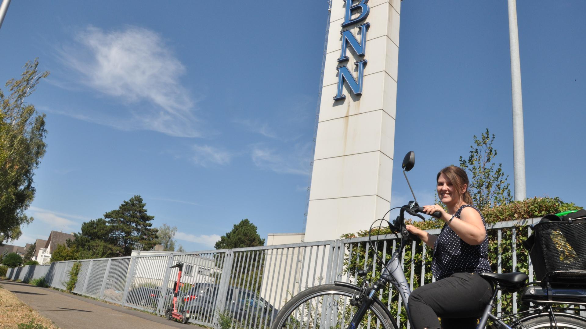 Mit dem E-Bike ist Christel Manzey noch nie zur Arbeit gefahren.  Hier ist sie auf dem Fahrrad vor den BNN in Neureut zu sehen.