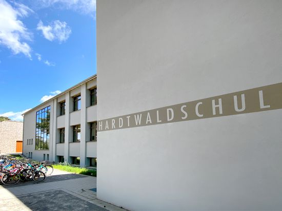 Auf der Fassade des Schulgebäudes steht Hardtwaldschule.