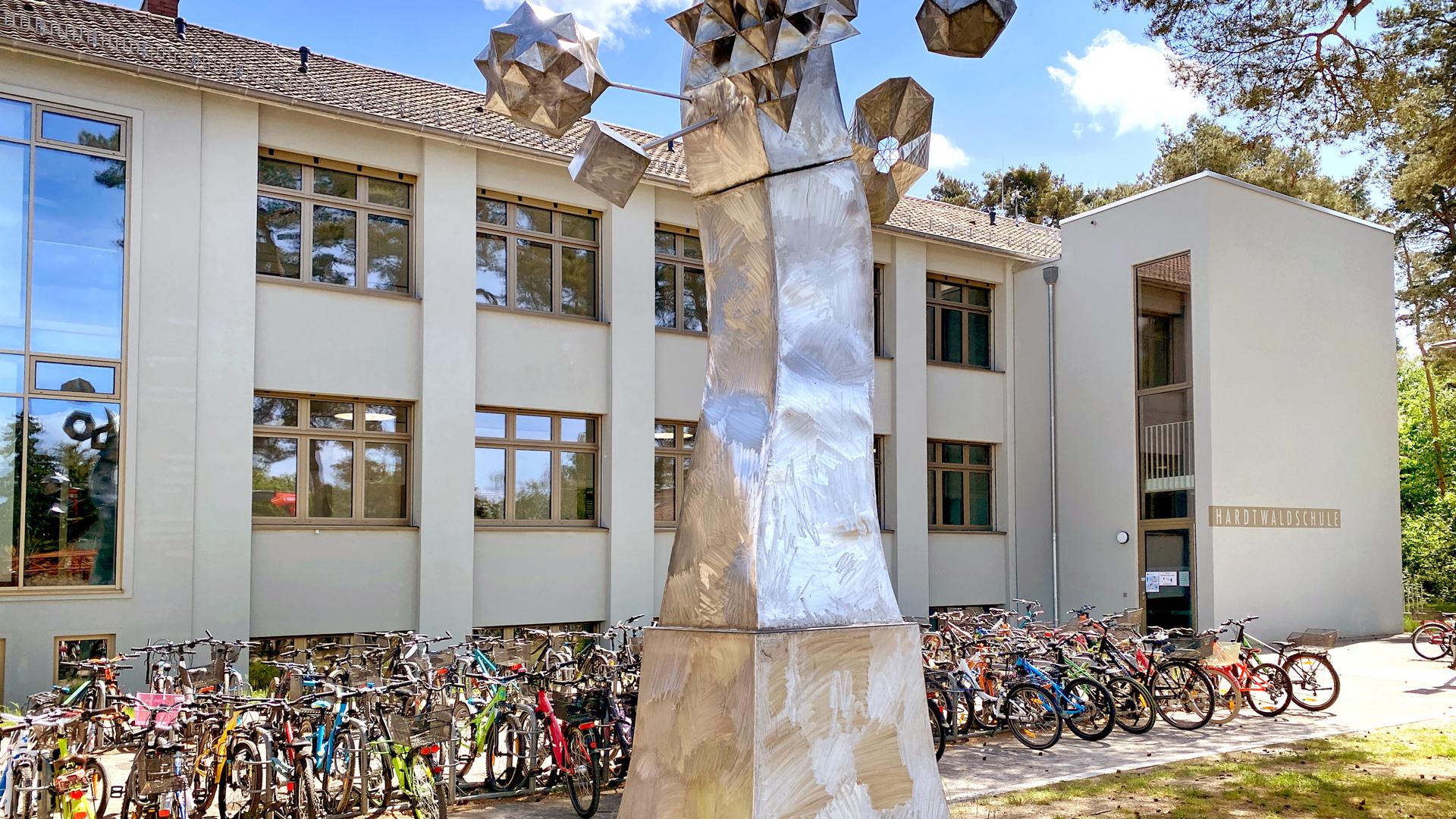 Vor der Hardtwaldschule in Neureut steht eine Skulptur.