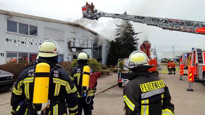 In Karlsruhe-Neureut brennt eine Lagerhalle.