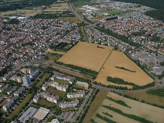 Luftbild Karlsruhe Aufnahme vom 10.06.2022
Neureut projektiertes Baugebiet beim Adolf-Ehrmann-Hallenbad