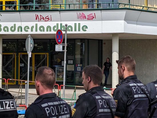 Dubiose Hinterlassenschaften an der Badnerlandhalle in Karlsruhe-Neureut beschäftigen die Polizei im Zusammenhang mit einer AfD-Veranstaltung am Samstag. 