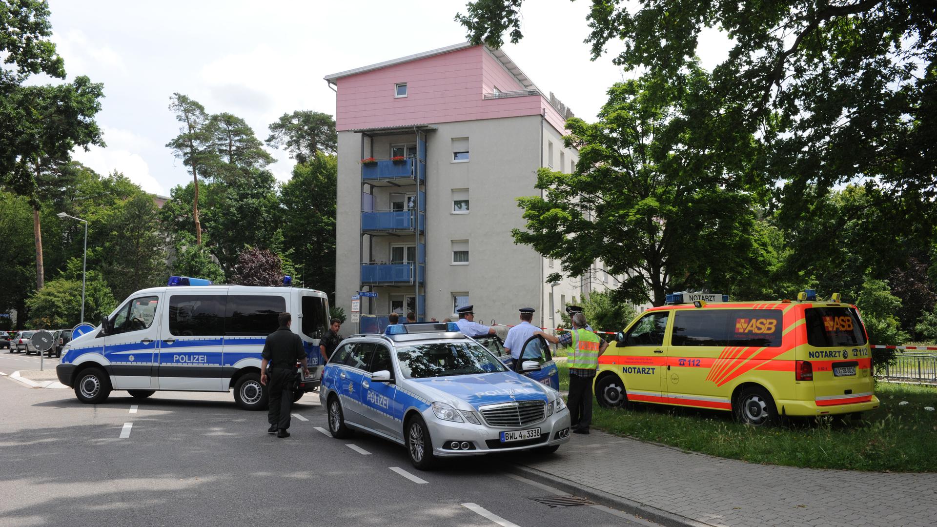Vor einem Haus im Stadtteil Nordstadt in Karlsruhe stehen am Mittwoch (04.07.2012) Einsatzkräfte der Polizei und ein Notarztwagen. Bei einer Zwangsräumung in dem Haus ist es am Mittwoch (04.07.2012) zu einer Schießerei mit einer Geiselnahme gekommen. Foto: Uli Deck dpa/lsw ++ +++ dpa-Bildfunk +++