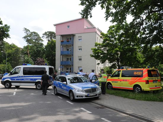Vor einem Haus im Stadtteil Nordstadt in Karlsruhe stehen am Mittwoch (04.07.2012) Einsatzkräfte der Polizei und ein Notarztwagen. Bei einer Zwangsräumung in dem Haus ist es am Mittwoch (04.07.2012) zu einer Schießerei mit einer Geiselnahme gekommen. Foto: Uli Deck dpa/lsw ++ +++ dpa-Bildfunk +++