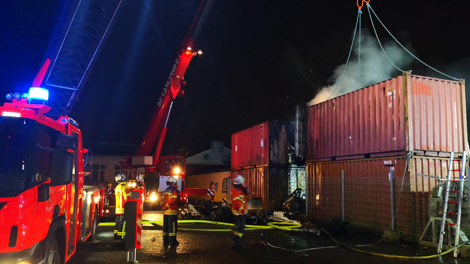 Die Feuerwehr löscht die brennenden Container.