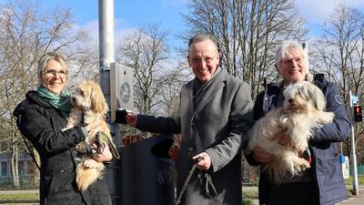 4.02.2023 Hundebeutelboxen: 100. Patin ist Frauke Helble. Bürgermeister Albert Käuflein (Mitte) unterstützt die stadtweite Initiative von Andreas Gold (rechts).