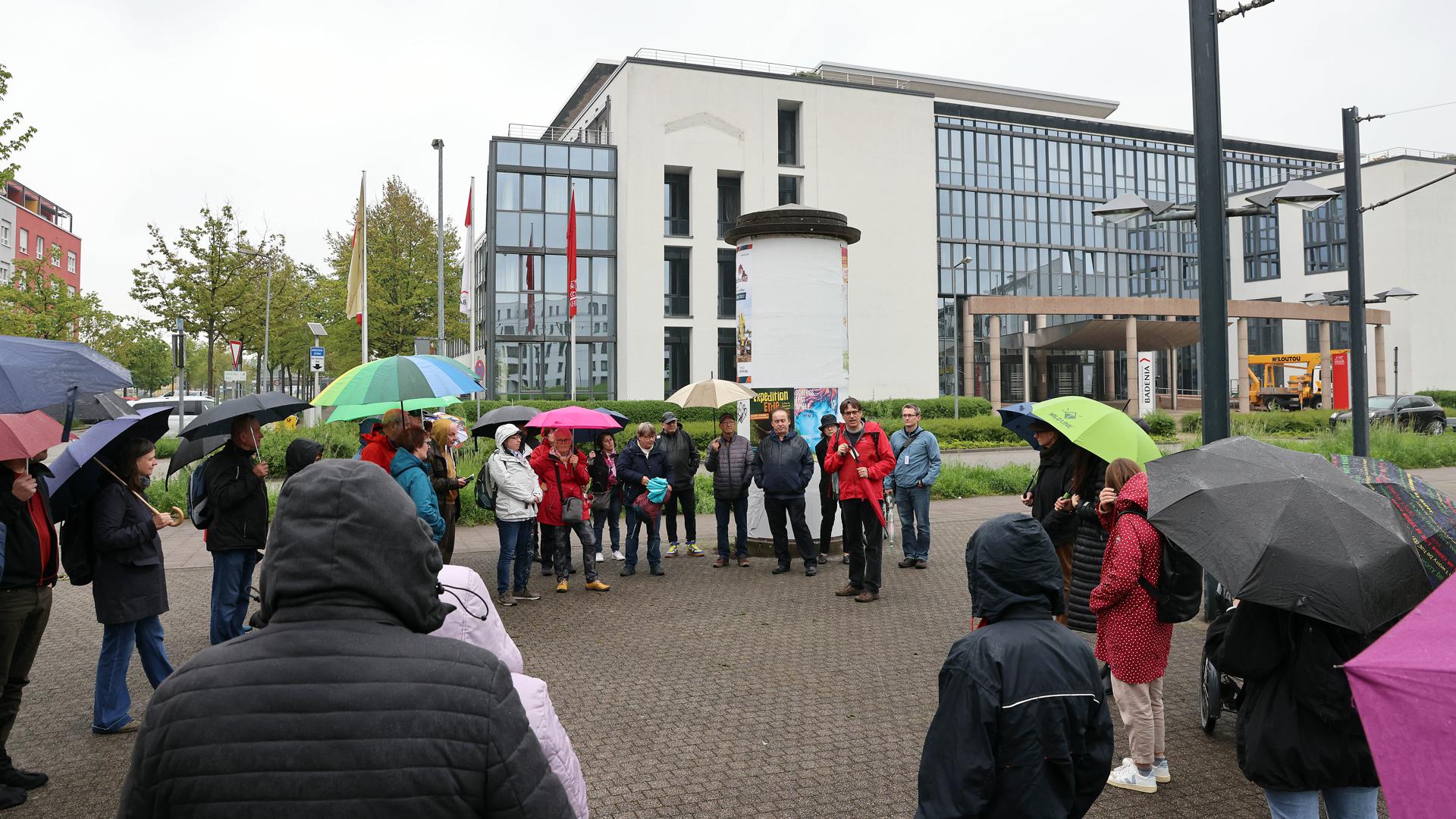 Großes Interesse: Am Rundgang mit Johannes Stober (rote Jacke in der Mitte) nahmen viele Oberreuter und Vertreter der meisten Gemeinderatsfraktionen teil.