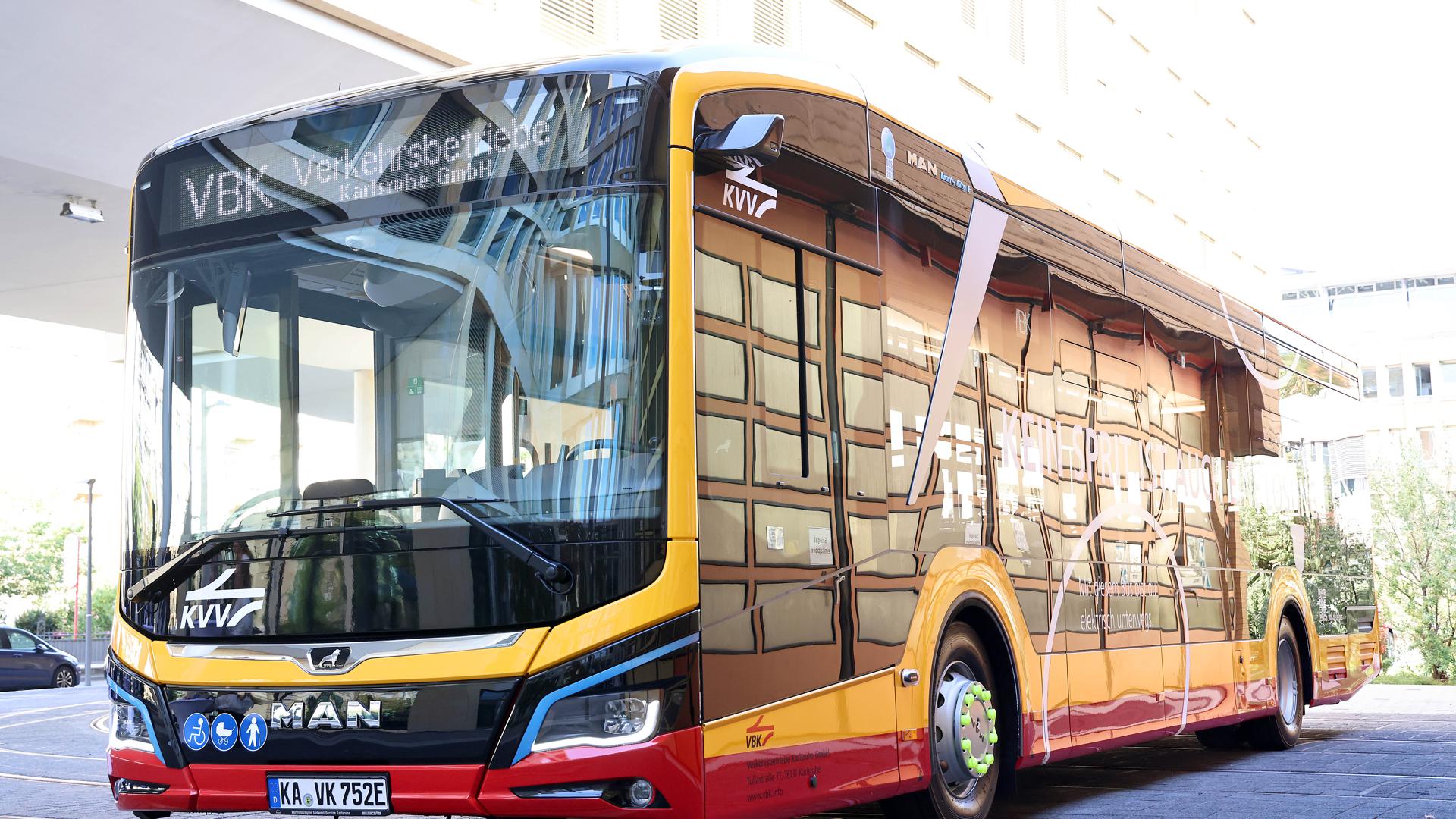 Ein elektrischer Bus der Verkehrsbetriebe Karlsruhe bei seiner Vorstellung. 