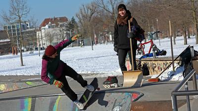 13.02.2021 Skateplatz im Otto-Dullenkopf-Park, Stephanie von Thun mit Rollschuhen und Mehmet Kurkmaz auf dem Skateboard.