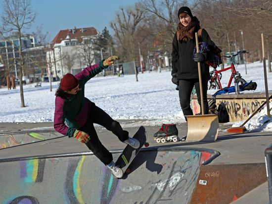 13.02.2021 Skateplatz im Otto-Dullenkopf-Park, Stephanie von Thun mit Rollschuhen und Mehmet Kurkmaz auf dem Skateboard.