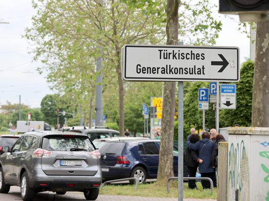 23.05.2023 viel Betrieb beim türkischen Generalkonsulat in der Oststadt am vorletzten Tag der Stichwahl