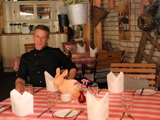 Thomas Winkler, Chef des Restaurants Hasen in der Karlsruher Oststadt, in der urigen Scheune