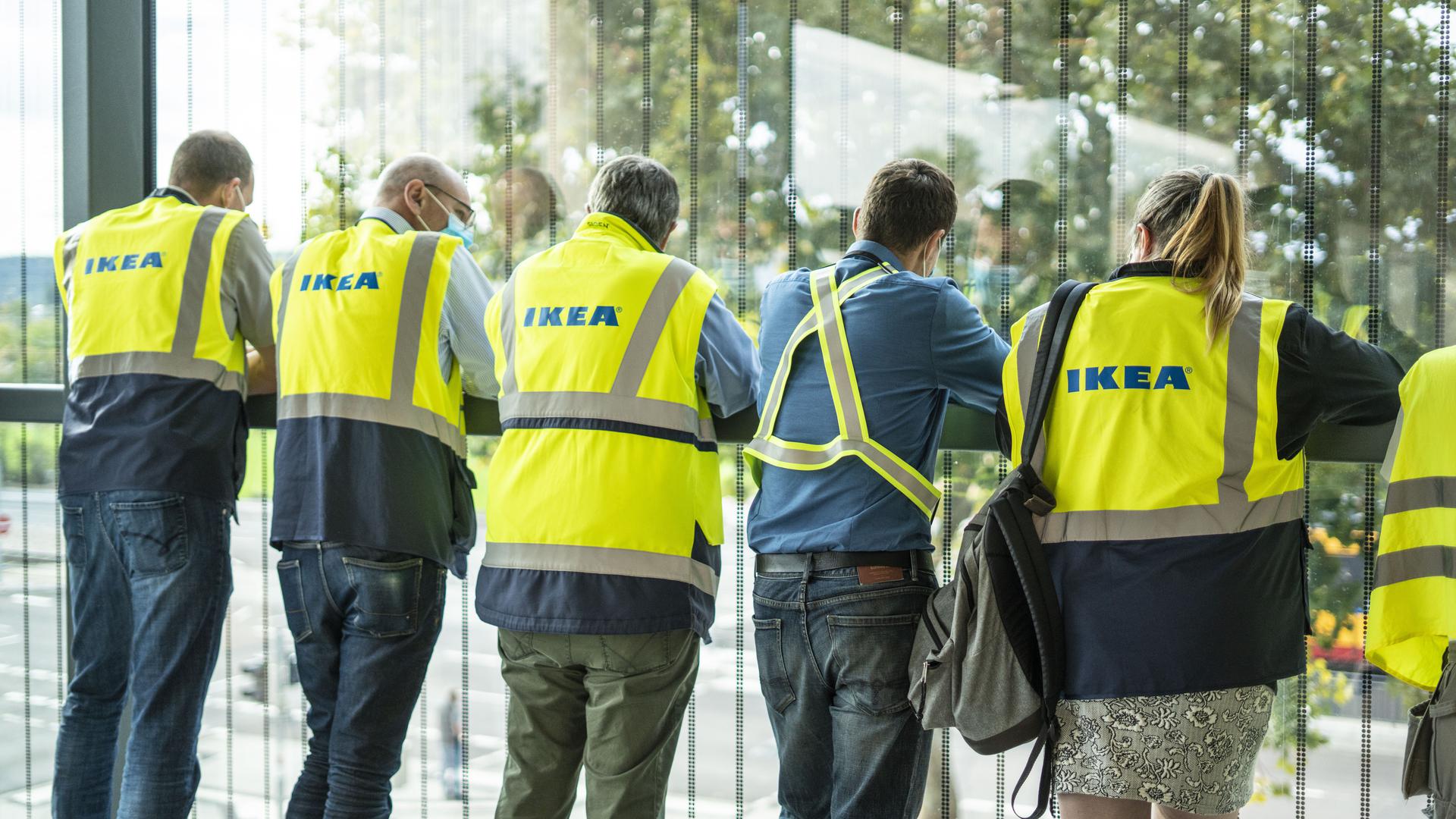 IKEA-Mitarbeiter betrachten die Besucherströme im Eingangsbereich.