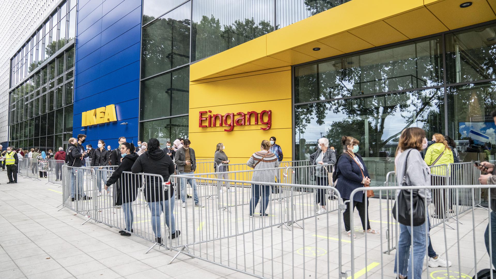 Viele Menschen kamen zur Eröffnung des IKEA Karlsruhe.