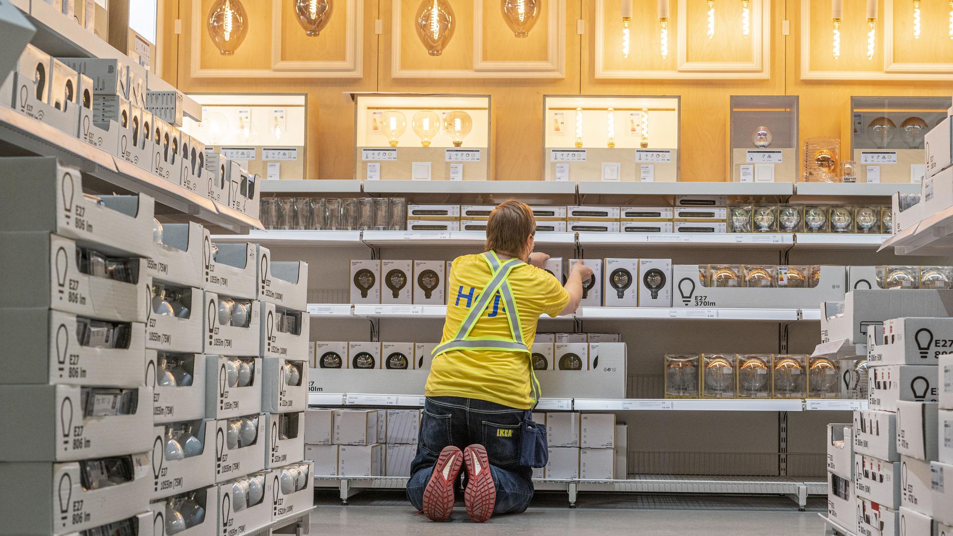 Noch während die Besucher einkaufen, werden von den IKEA-Mitarbeitern die Regale sortiert.