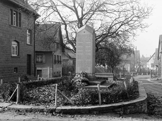 Gedenkstein in Palmbach mit der Aufschrift „Dem Gedächtnis unserer fürs Vaterland gefallenen Väter und Söhne“, Aufnahme 1930