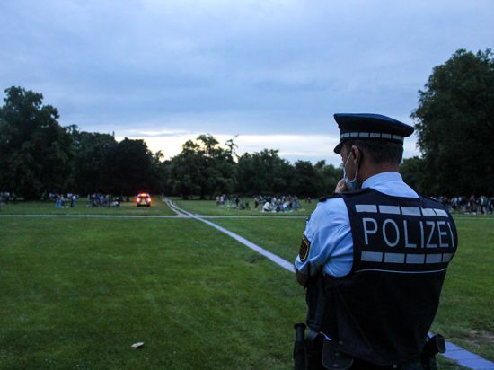 In der Nacht zum Sonntag räumte die Polizei erneut den Schlossgarten in Karlsruhe.