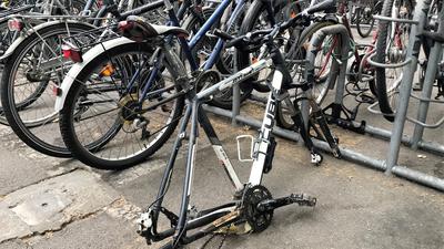 Armseliges Rahmen-Häufchen: Von diesem Fahrrad ist nicht mehr viel geblieben, der letzte Rest immerhin ist noch angekettet.