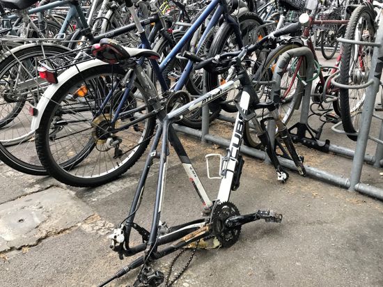 Armseliges Rahmen-Häufchen: Von diesem Fahrrad ist nicht mehr viel geblieben, der letzte Rest immerhin ist noch angekettet.