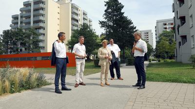Stefan Storz, Ingo Wellenreuther, Ministerin Nicole Razavi, Ansgar Mayr (MDL) und OB Frank Mentrup (v.l.n.r.) besichtigen das Wohnviertel.