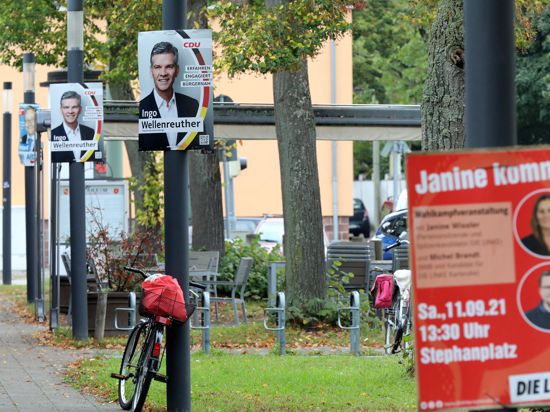 Plakate der Linken, der CDU und der AfD in Rintheim