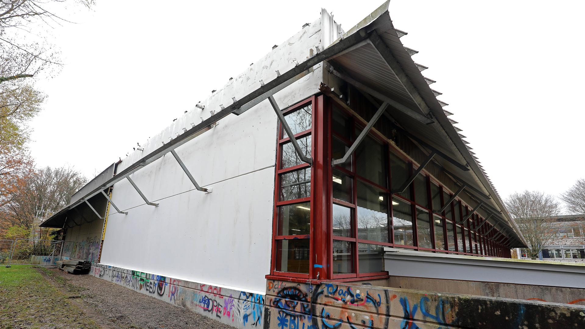 In der Eichelgartenhalle im Karlsruher Stadtteil Rüppurr wird seit Montag wieder Sport getrieben. Zwei Wochen dauerte es, die Halle nach dem Schwelbrand von Ruß und Schadstoffen zu befreien.