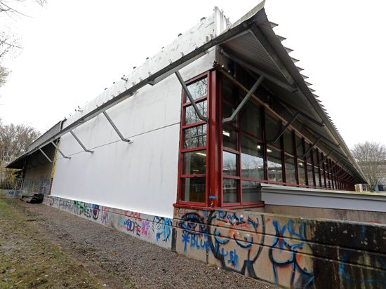 In der Eichelgartenhalle im Karlsruher Stadtteil Rüppurr wird seit Montag wieder Sport getrieben. Zwei Wochen dauerte es, die Halle nach dem Schwelbrand von Ruß und Schadstoffen zu befreien.