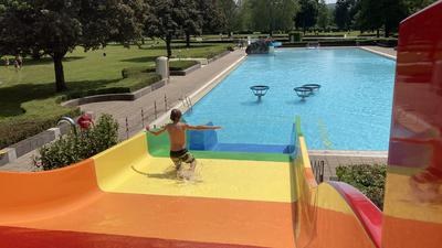 Ein Junge rutscht die Regenbogen-Rutsche im Rüppurrer Freibad