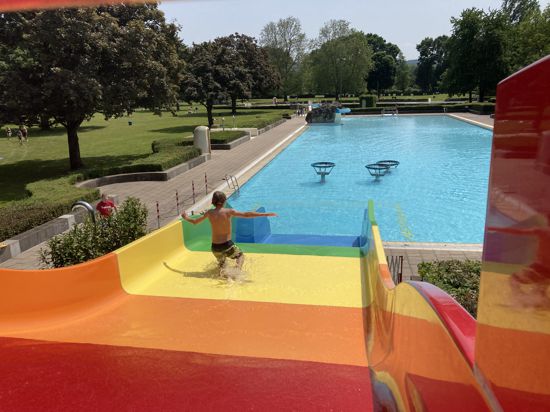 Ein Junge rutscht die Regenbogen-Rutsche im Rüppurrer Freibad