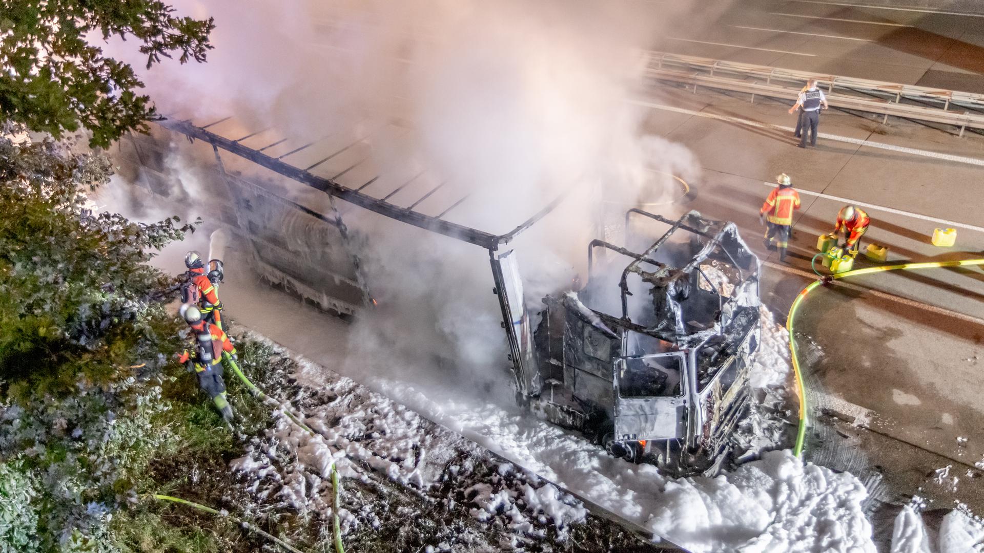 Ausgebrannt: Ein Sattelzug aus Tschechien, der mit Holz beladen war. Der Unfall auf der A5 bei Karlsruhe-Rüppurr hatte massive Auswirkungen auf den Verkehr. 