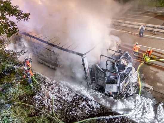Ausgebrannt: Ein Sattelzug aus Tschechien, der mit Holz beladen war. Der Unfall auf der A5 bei Karlsruhe-Rüppurr hatte massive Auswirkungen auf den Verkehr. 