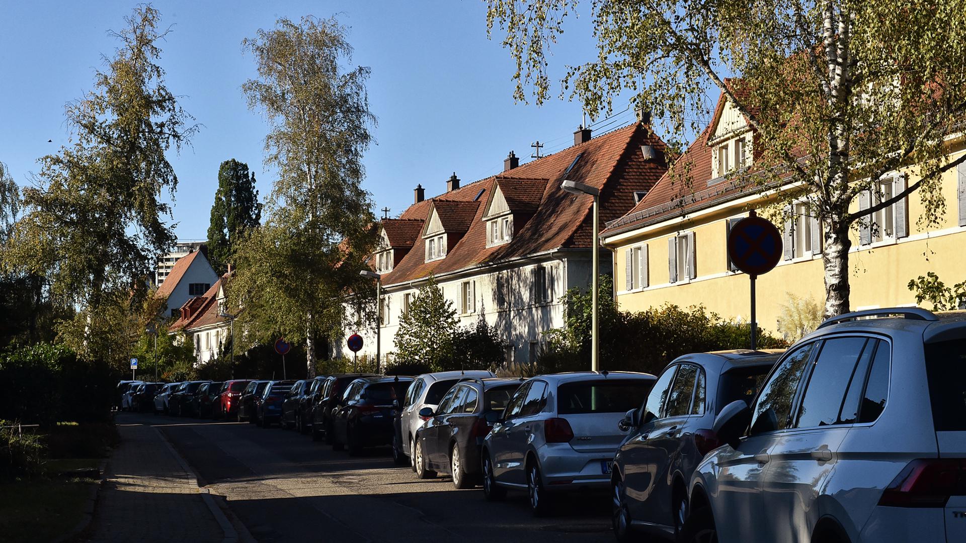 Im Resedenweg in der Gartenstadt in Rüppurr stehen Autos vor den Häusern.