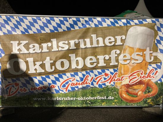 Um Mitternacht geht’s heimwärts. Das Oktoberfest findet an insgesamt drei Wochenenden auf dem Karlsruher Messplatz statt.