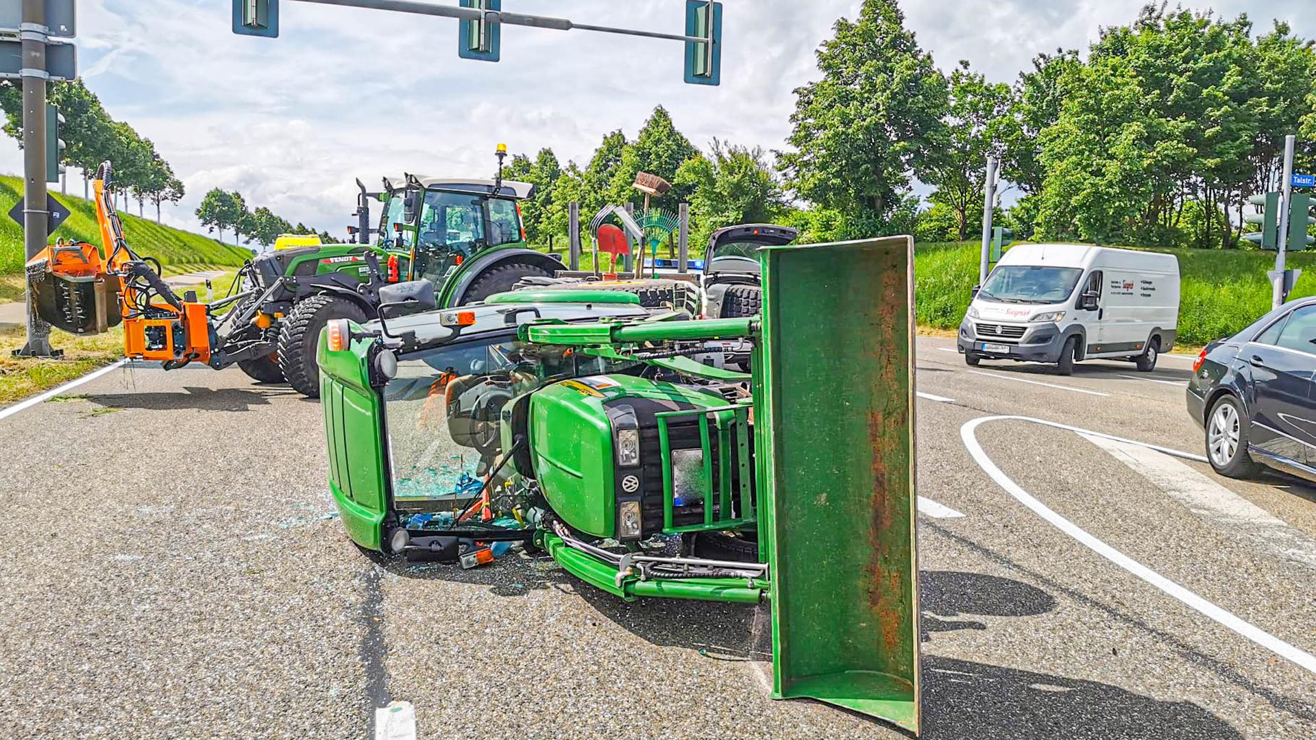 Bei einem Ausweichmanöver in Stupferich ist ein Traktor mitsamt Fahrer umgekippt.