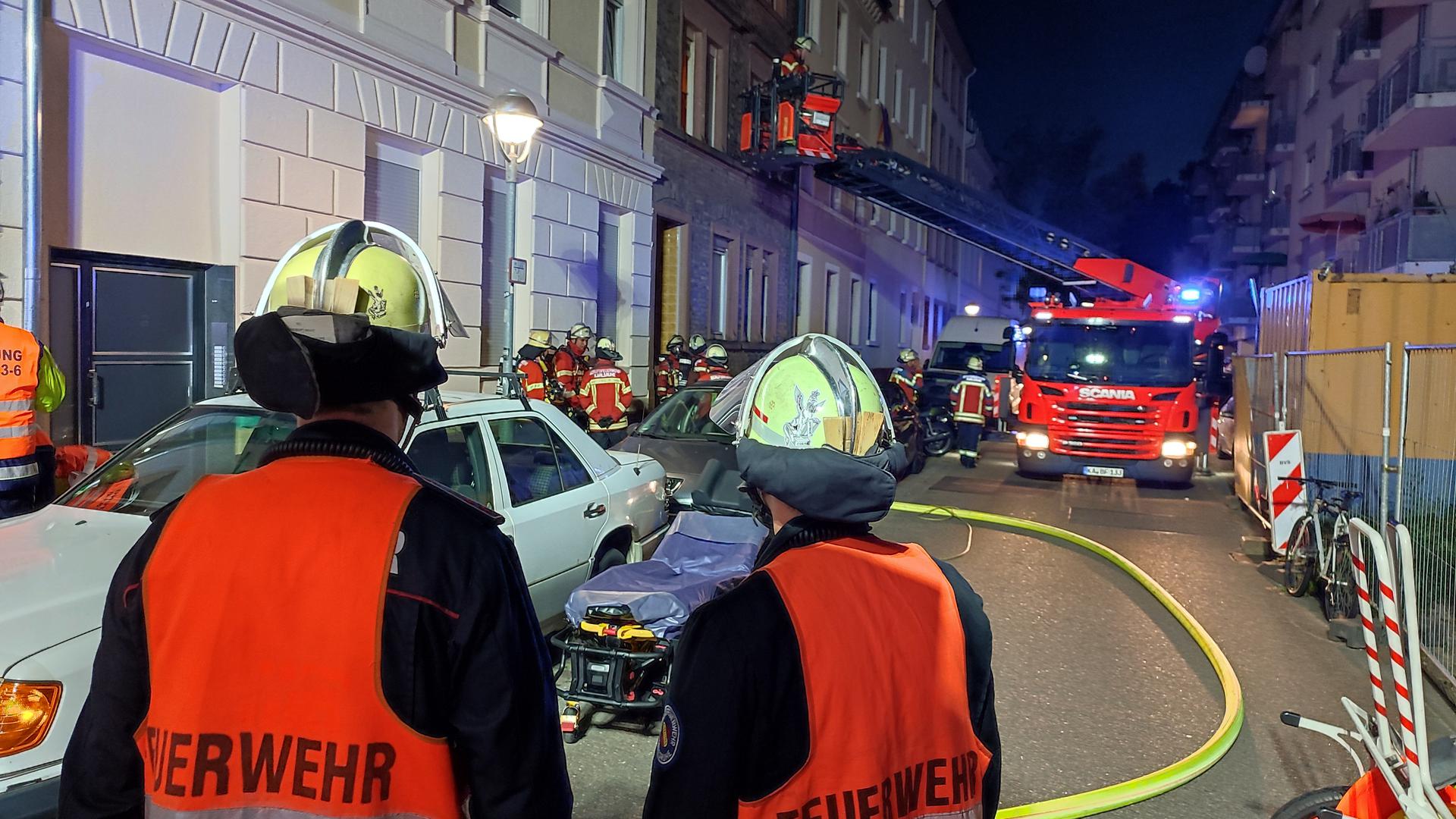 Auch die Drehleiter der Karlsruher Feuerwehr war im Einsatz.