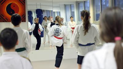 Eine Gruppe Mädchen im Taekwondo-Training bei einem Karlsruher Verein.