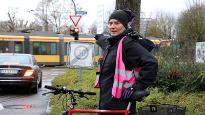 Am 28.12.2021 zeigt Sabine Speck von der Karlsruher Liste (KAL) in der Südstadt an der Einmündung der Nebeniusstraße in die Ettlinger Straße, wo der Grüne Pfeil für Radfahrer angebracht wäre. Die KAL beantragt die Einführung flächendeckend in der Stadt, wo nichts dagegen spricht.
