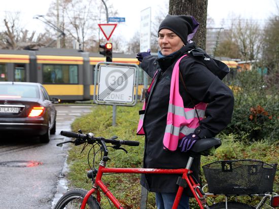 Am 28.12.2021 zeigt Sabine Speck von der Karlsruher Liste (KAL) in der Südstadt an der Einmündung der Nebeniusstraße in die Ettlinger Straße, wo der Grüne Pfeil für Radfahrer angebracht wäre. Die KAL beantragt die Einführung flächendeckend in der Stadt, wo nichts dagegen spricht.
