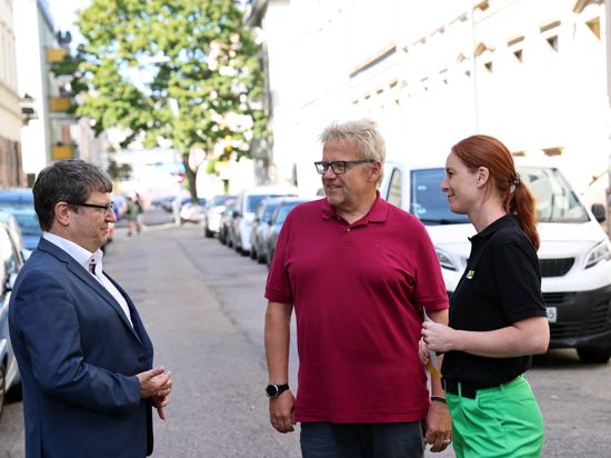Drei Menschen stehen auf der Wilhelmstraße in der Karlsruher Südstadt.
