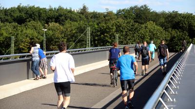 Jogger, Radfahrer und Passanten im Juli 2020 auf der Wasserwerkbrücke.