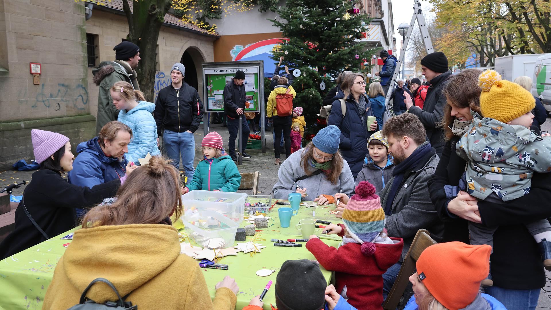 Bastelstunde: Direkt vor dem Baum auf dem Werderplatz entsteht neuer Schmuck für die Weihnachtszeit.