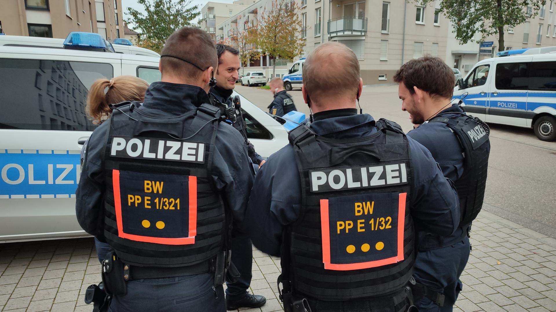 Polizisten sind bereits im Wohngebiet in der Karlsruher Südstadt unterwegs, um die Evakuierung der Anwohner durchzuführen.