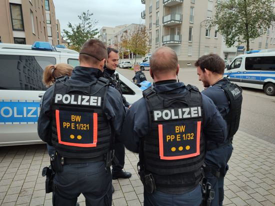 Polizisten sind bereits im Wohngebiet in der Karlsruher Südstadt unterwegs, um die Evakuierung der Anwohner durchzuführen.