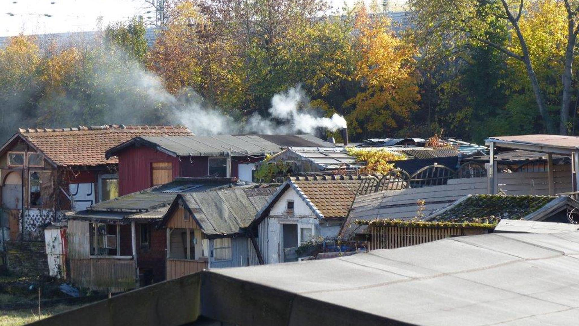 Rauch aus dem Kamin einer Hütte in der ehemaligen Kleingarten-Anlage südlich der Stuttgarter Straße.