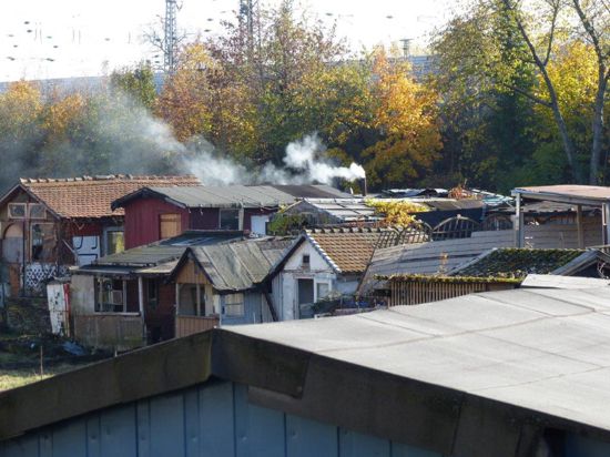 Rauch aus dem Kamin einer Hütte in der ehemaligen Kleingarten-Anlage südlich der Stuttgarter Straße.